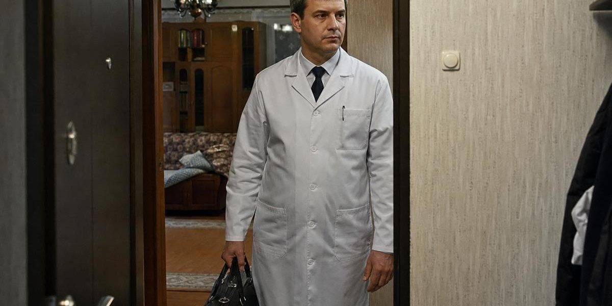 vrach-narkolog-osmatrivaet-pacienta-na-domu-posle-vyzova.jpg