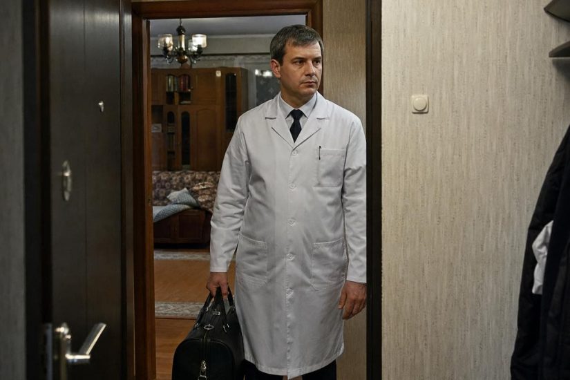 vrach-narkolog-osmatrivaet-pacienta-na-domu-posle-vyzova.jpg