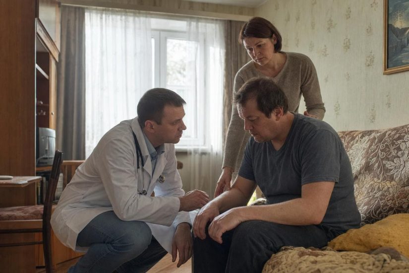 vrach-narkolog-osmatrivaet-pacienta-posle-sryva-vo-vremya-dejstviya-kodirovaniya.jpg